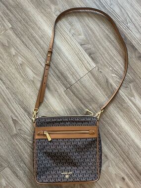 Michael Kors Crossbody signature MK print